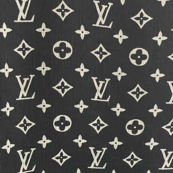Louis Vuitton Silk Monogram Scarf. - Picture 3 of 16